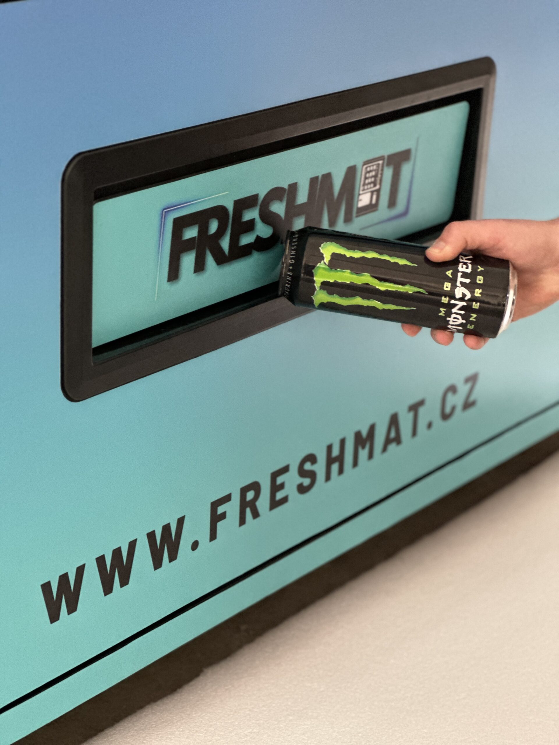 Detail výdeje s tyrkysovým polepem FRESHMAT