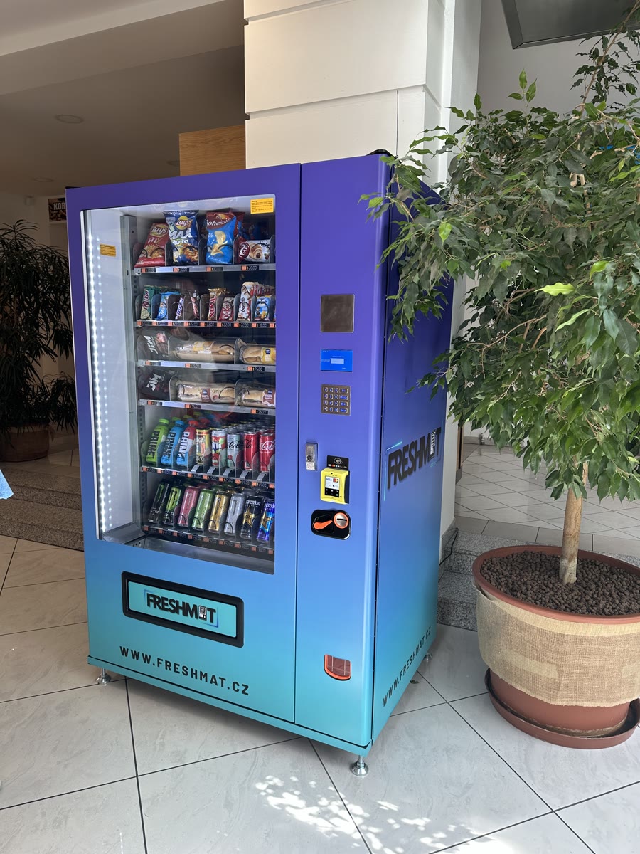 Reálný automat FRESHMAT FRM-1 MAX v interiéru